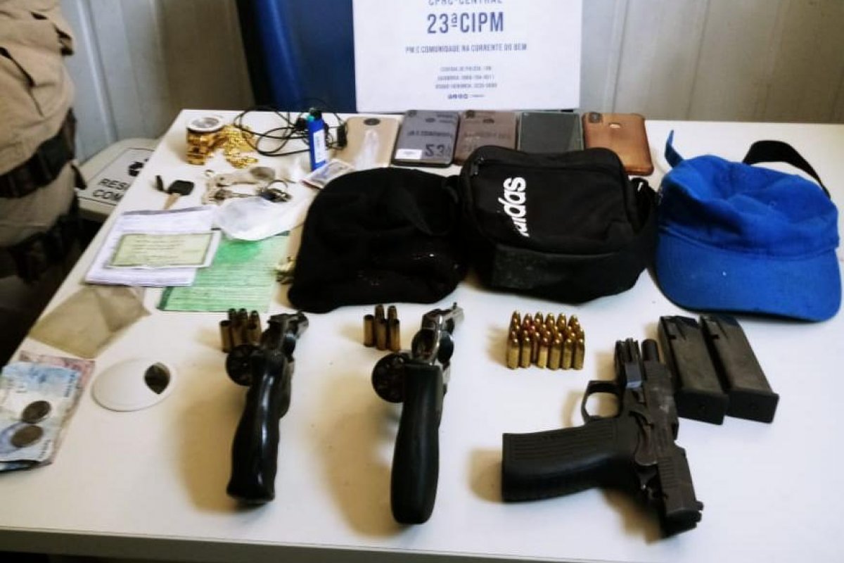 Armas e 1.500 porções de drogas são apreendidas em dois bairros de Salvador