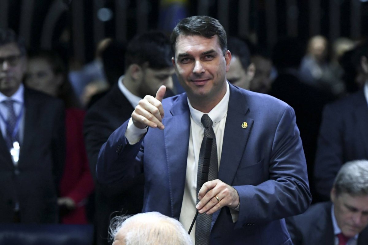 Juíza afirma que exposição de 'documento sigiloso' sobre as rachadinhas pode comprometer imagens de Flávio Bolsonaro