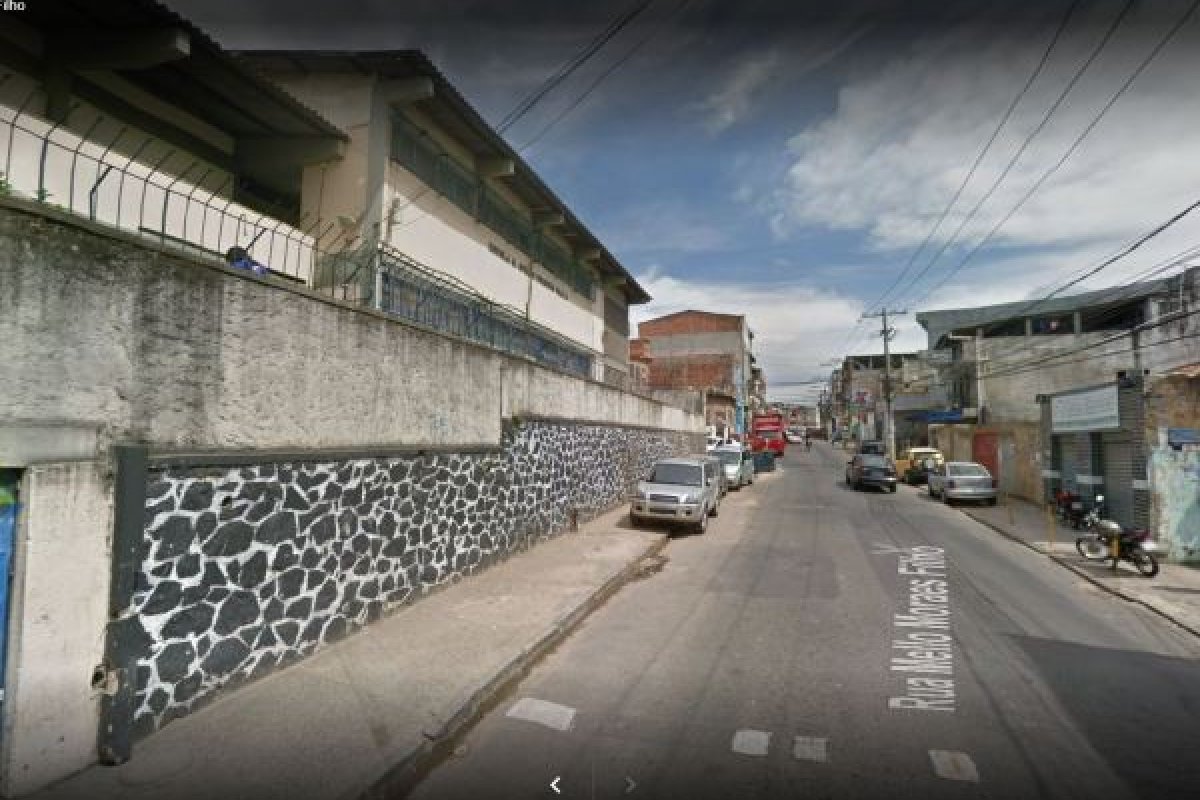 Colisão entre três veículos deixa via congestionada em Salvador 