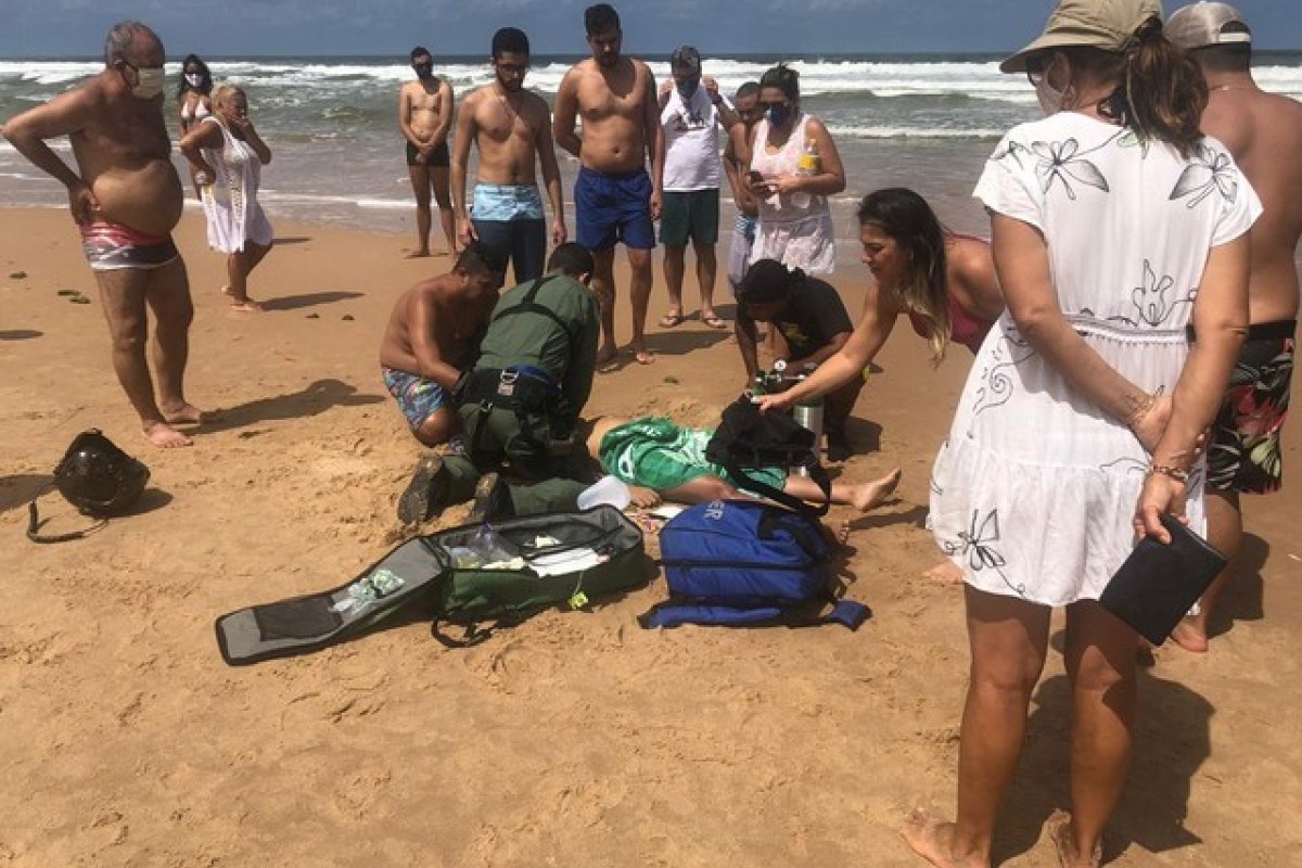 Mulher morre afogada na praia de Barra do Jacuípe, em Camaçari