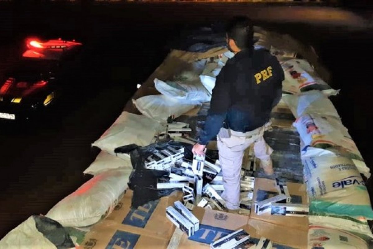 Maços de cigarros são encontrados escondidos em carga de polvilho na Bahia