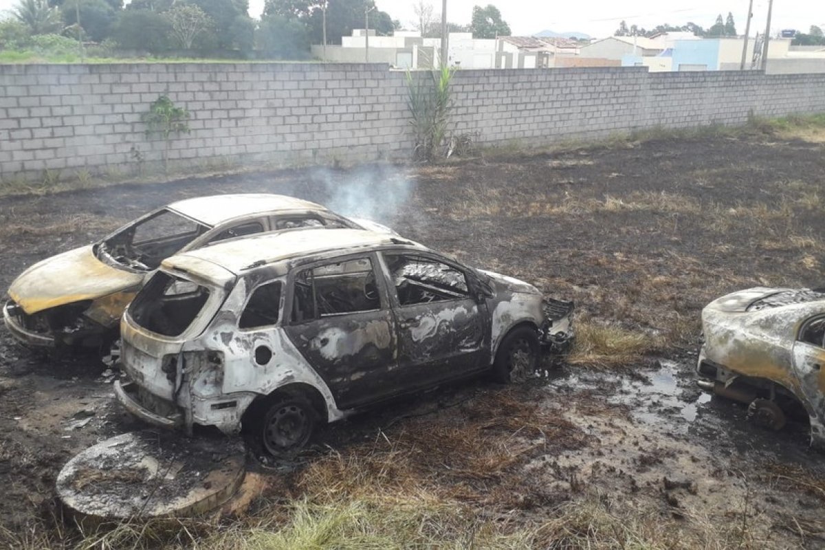 Incêndio no pátio da Ciretran deixa carros destruídos, em Teixeira de Freitas