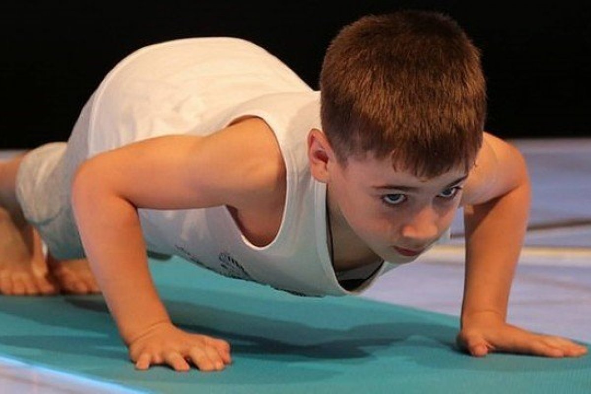 Menino de seis anos bate recorde mundial de flexões
