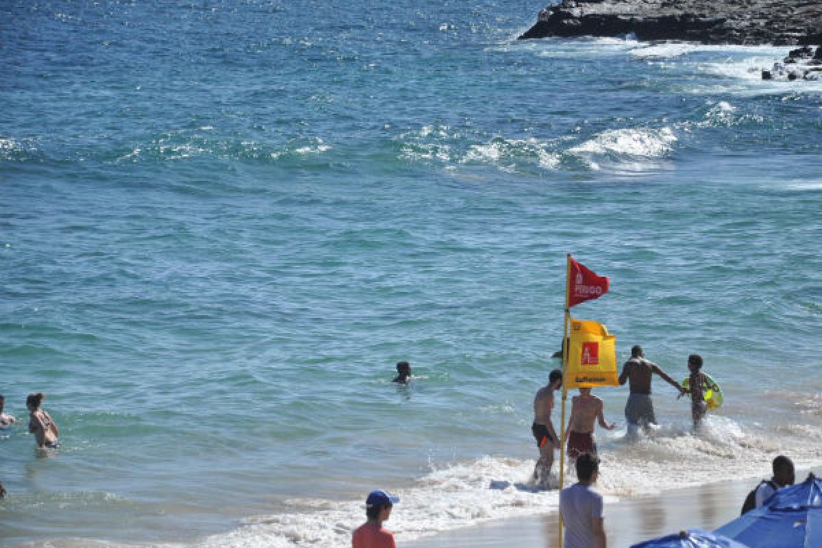 Quinze pessoas se afogaram e duas morreram em praias de Salvador durante o feriado
