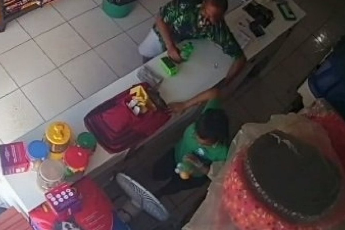 Veja vídeo: Homem furta celular de funcionária em estabelecimento no Lotabo, em Salvador
