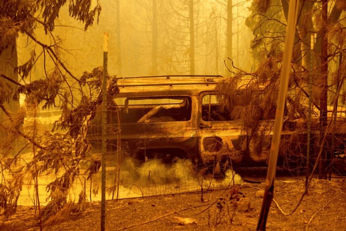 Três pessoas morrem em incêndio florestal na Califórnia