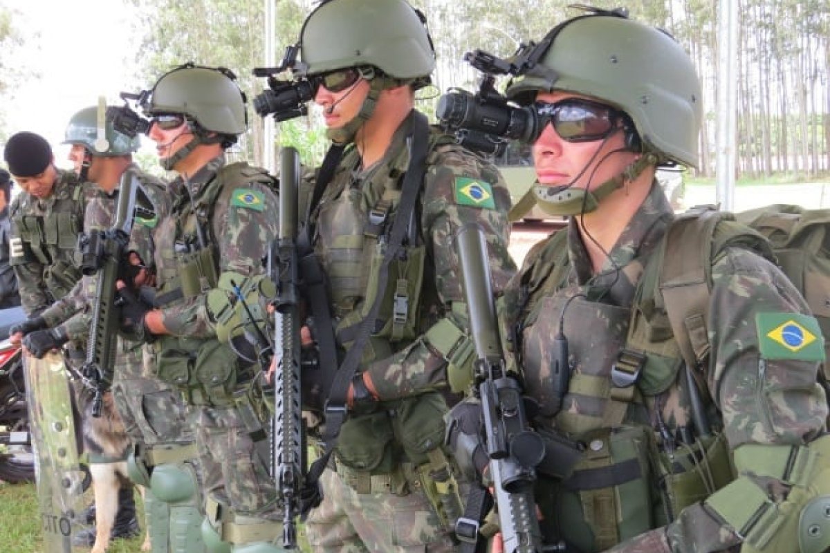 Exército Brasileiro recebe lote piloto dos novos uniformes inteligentes