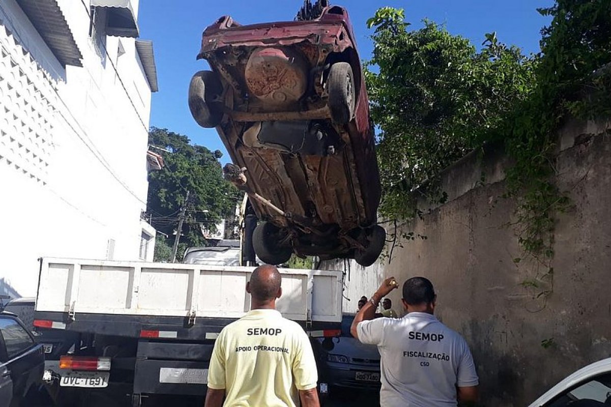 Operação da Semop remove mais de 30 veículos abandonados em bairros de Salvador