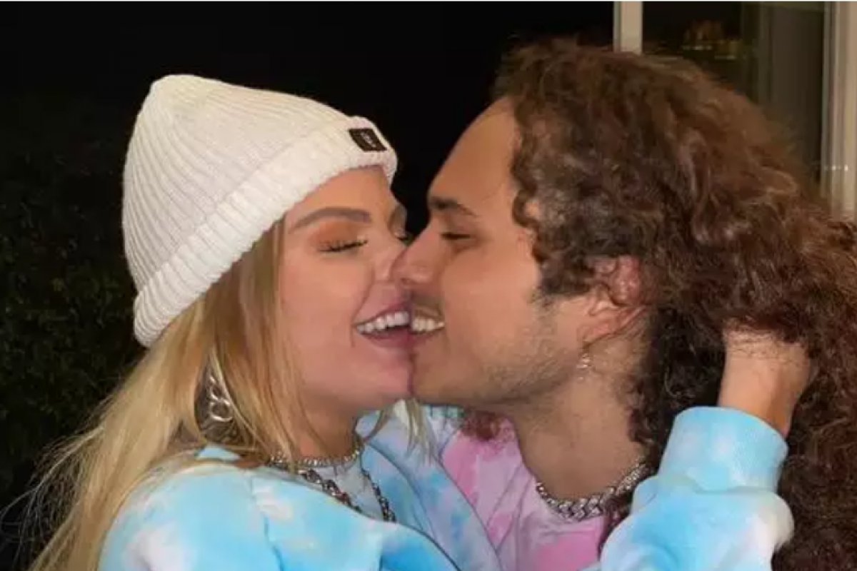 Luisa Sonza e Vitão assumem namoro e postam foto de beijo 