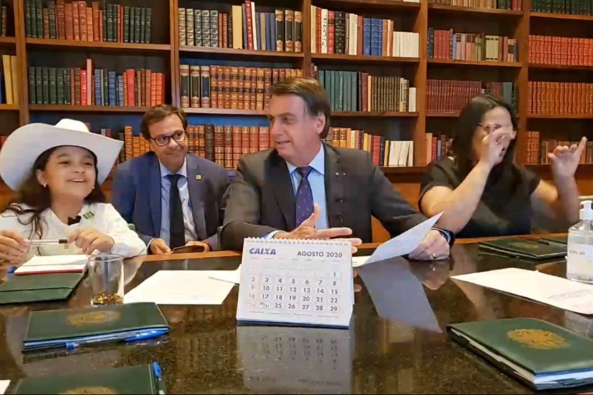 "Vão pedir auxílio para quem tirou seu emprego", diz Bolsonaro 