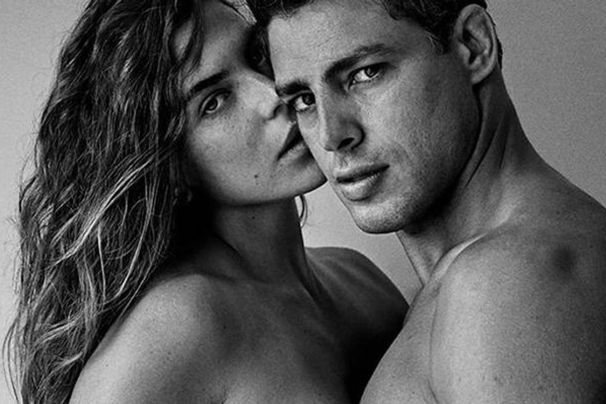 Mariana Goldfarb e Cauã Reymond surgem nus em foto 