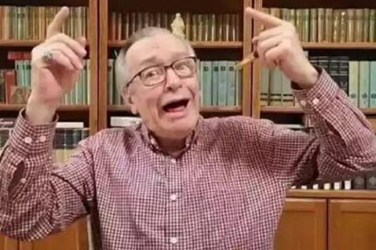 Em rede social, Olavo de Carvalho diz que STF "deu um chute no c*" de Bolsonaro