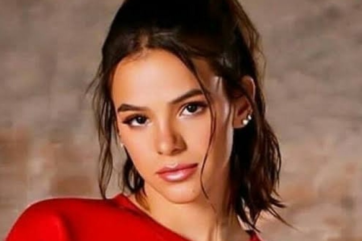 Confira o estilo vintage e esportivo de Bruna Marquezine e inspire-se nos looks da atriz 