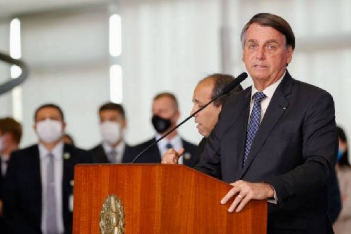 Bolsonaro veta, parcialmente, perdão a dívidas tributárias de igrejas