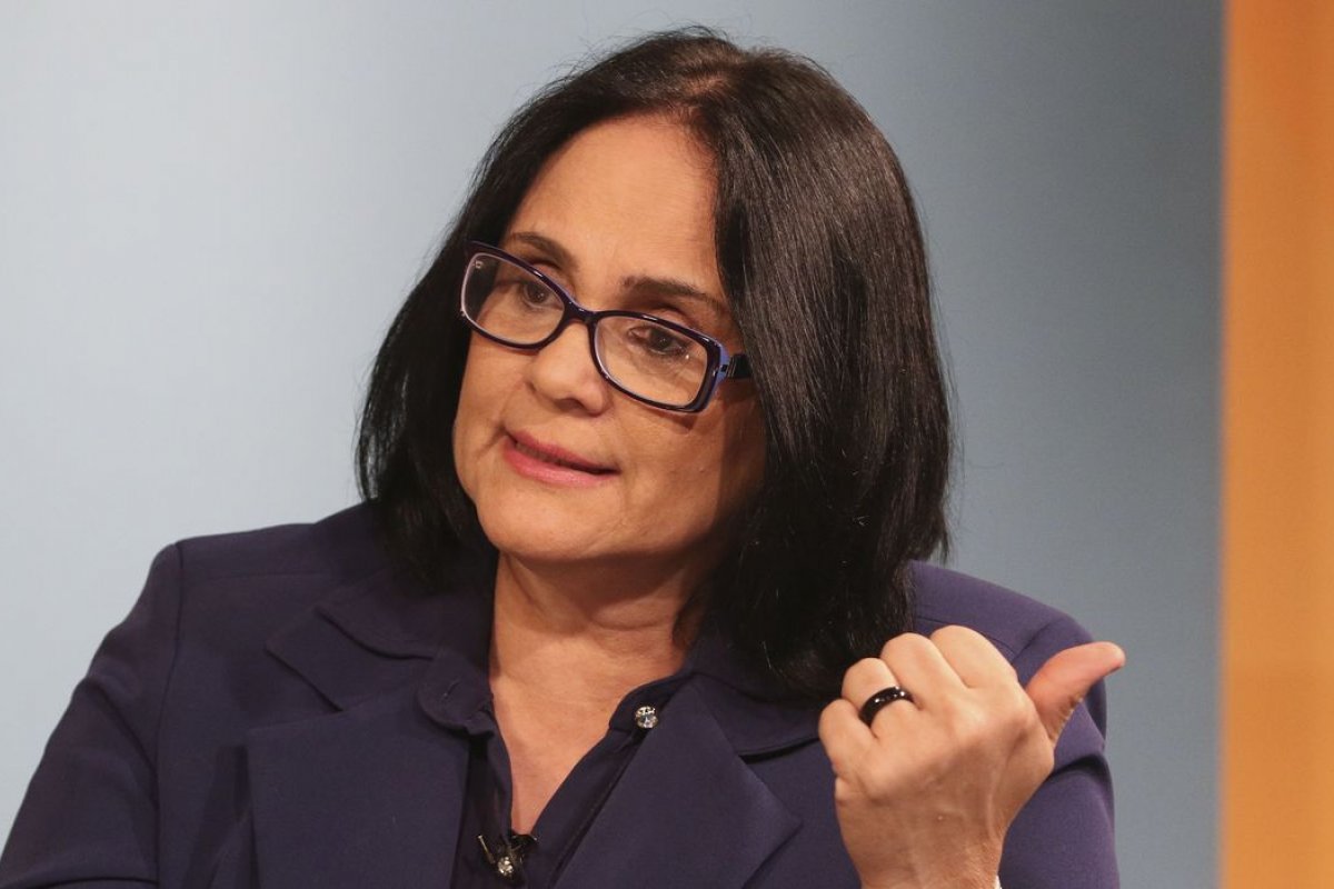 Damares Alves quer proibir filme da Netflix acusado de sexualizar crianças