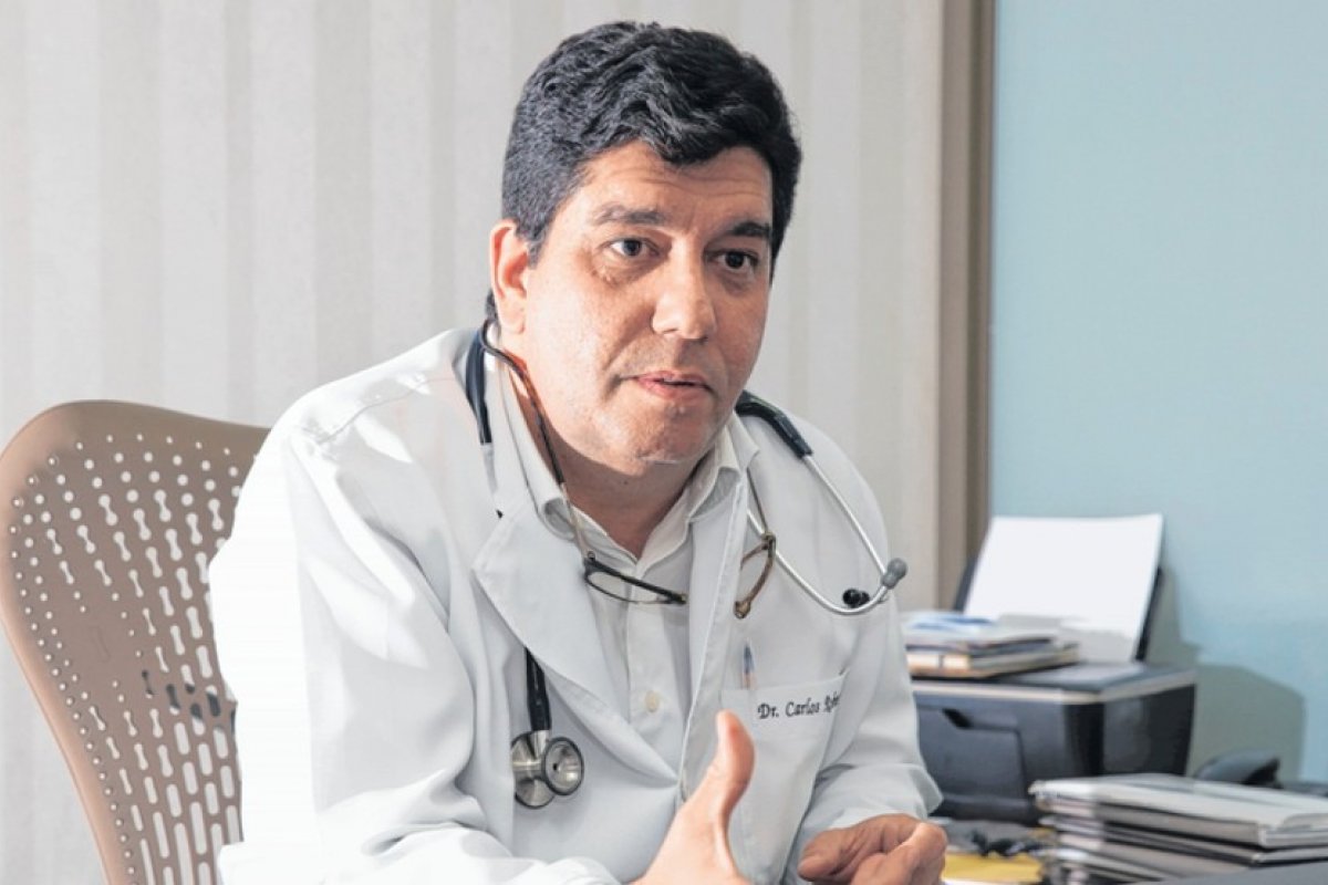 O "mundo errou" ao recomendar que pacientes com Covid-19 esperassem ter falta de ar para ir ao médico, diz secretário 