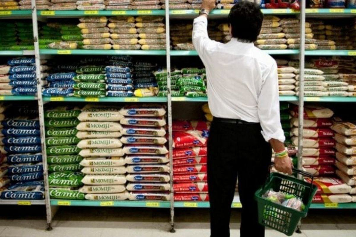 Procon notifica 21 estabelecimentos devido ao aumento no preço do arroz