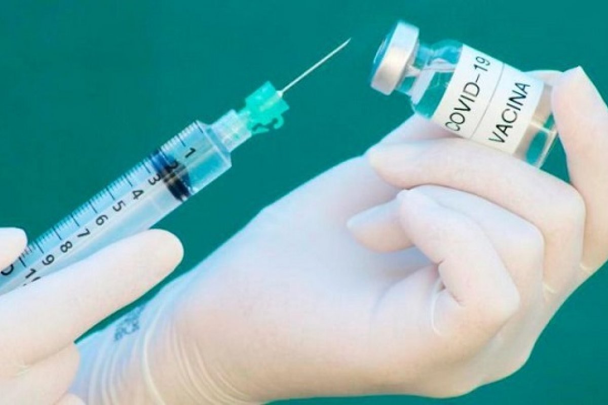 Anvisa autoriza aumento de voluntários para teste da vacina de Oxford no Brasil