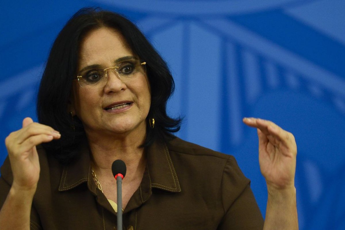 Damares Alves garante que “em momento algum” governo cogitou restringir o BPC