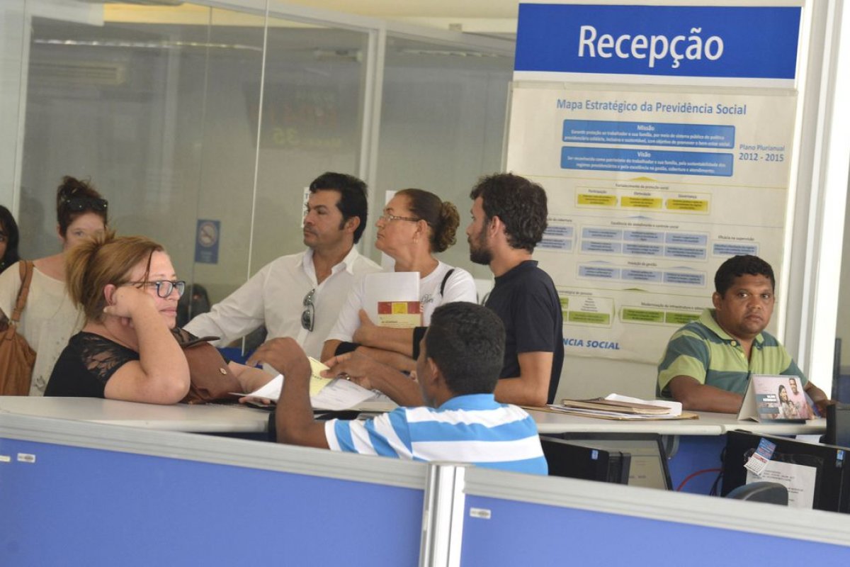 Governo ameaça cortar salário de médico perito que não voltar ao trabalho