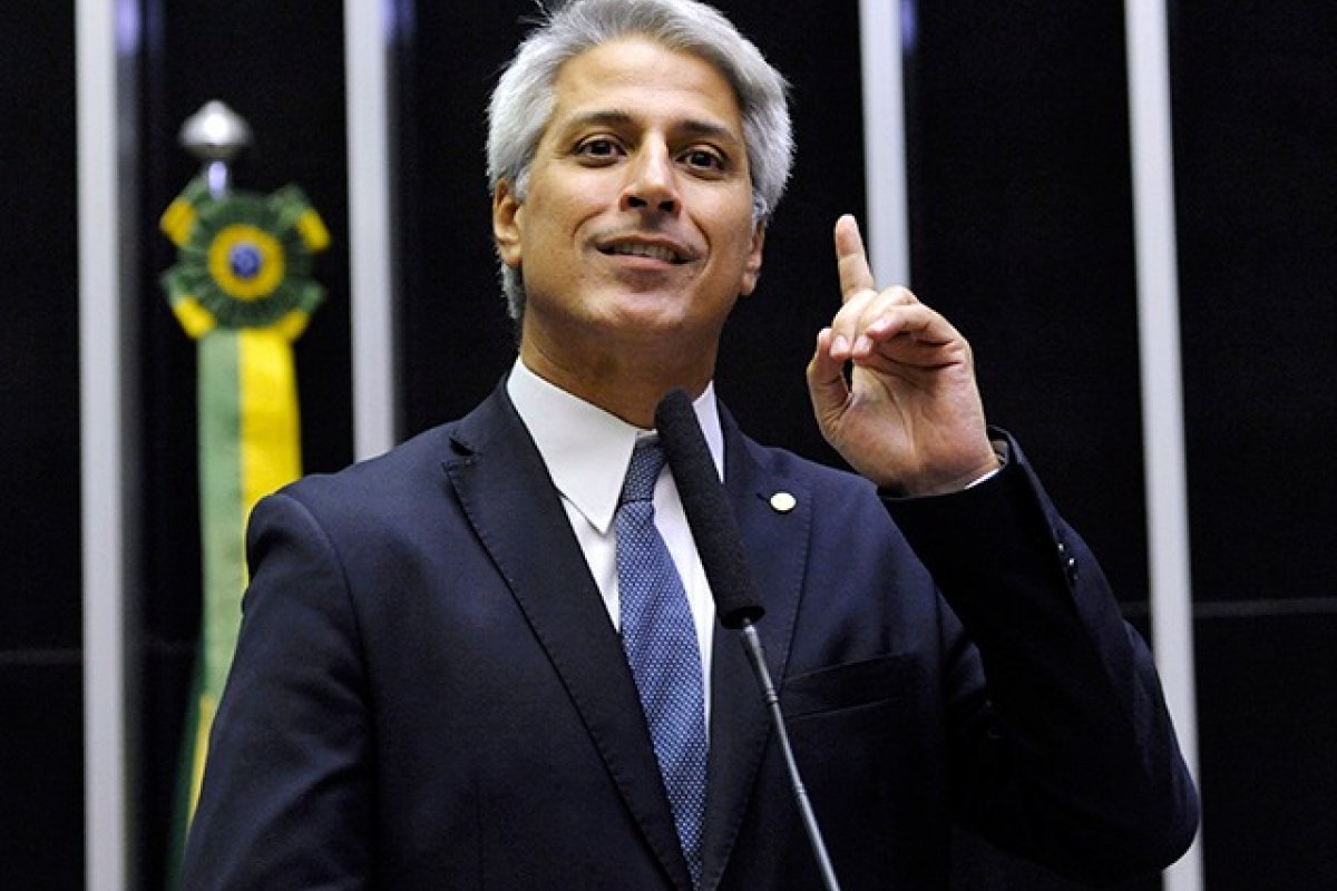 Molon apresenta PEC para acabar com reeleição no Brasil