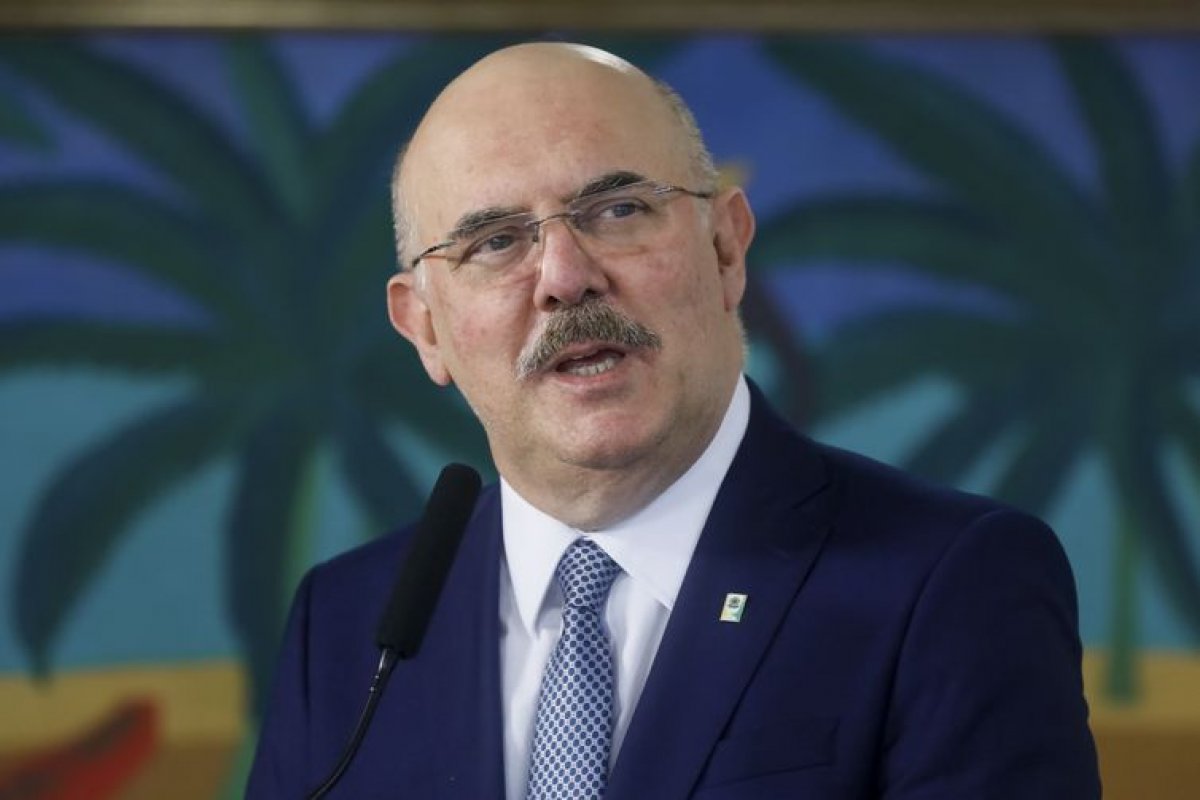 Ministro da Educação afirma que pasta prepara  protocolo para retomada das escolas