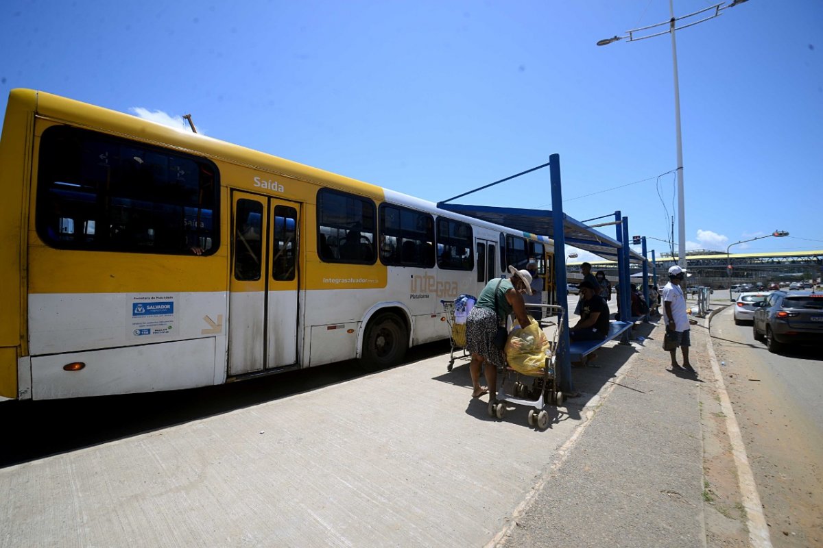 Ponto de ônibus no Iguatemi, em Salvador, é transferido por causa de obras do BRT