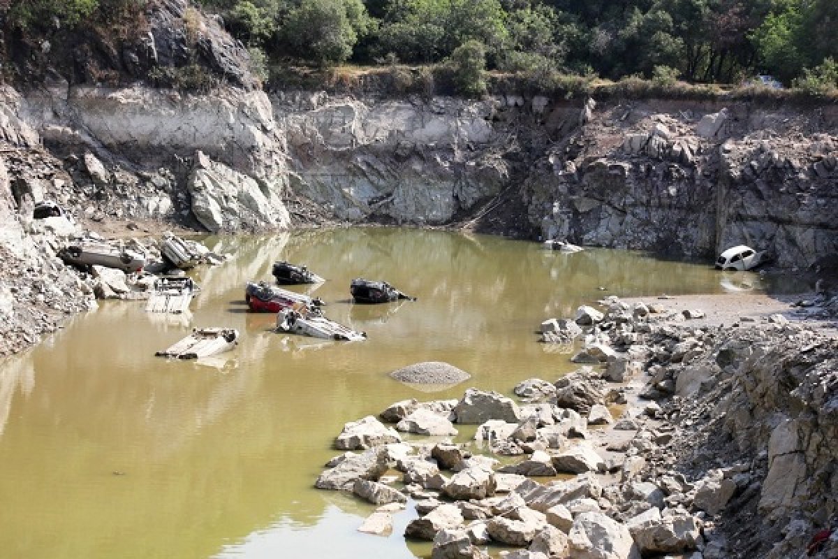 Polícia investiga se carros foram abandonados em lago para dar golpe em seguradoras