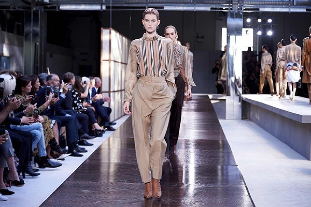 Uau! Bella Hadid e Rosalía apresentam desfile ao vivo da Burberry
