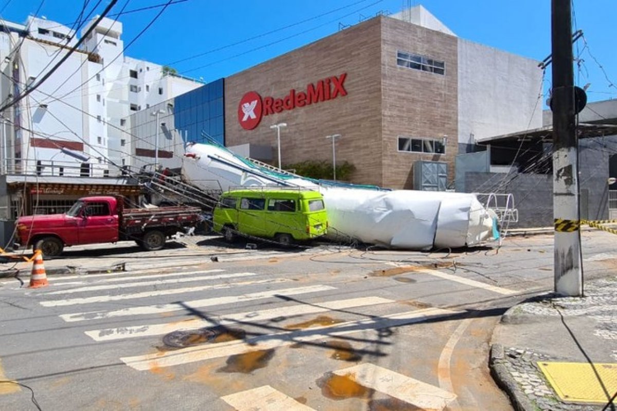  Caixa d'água de supermercado desaba no bairro da Pituba, em Salvador