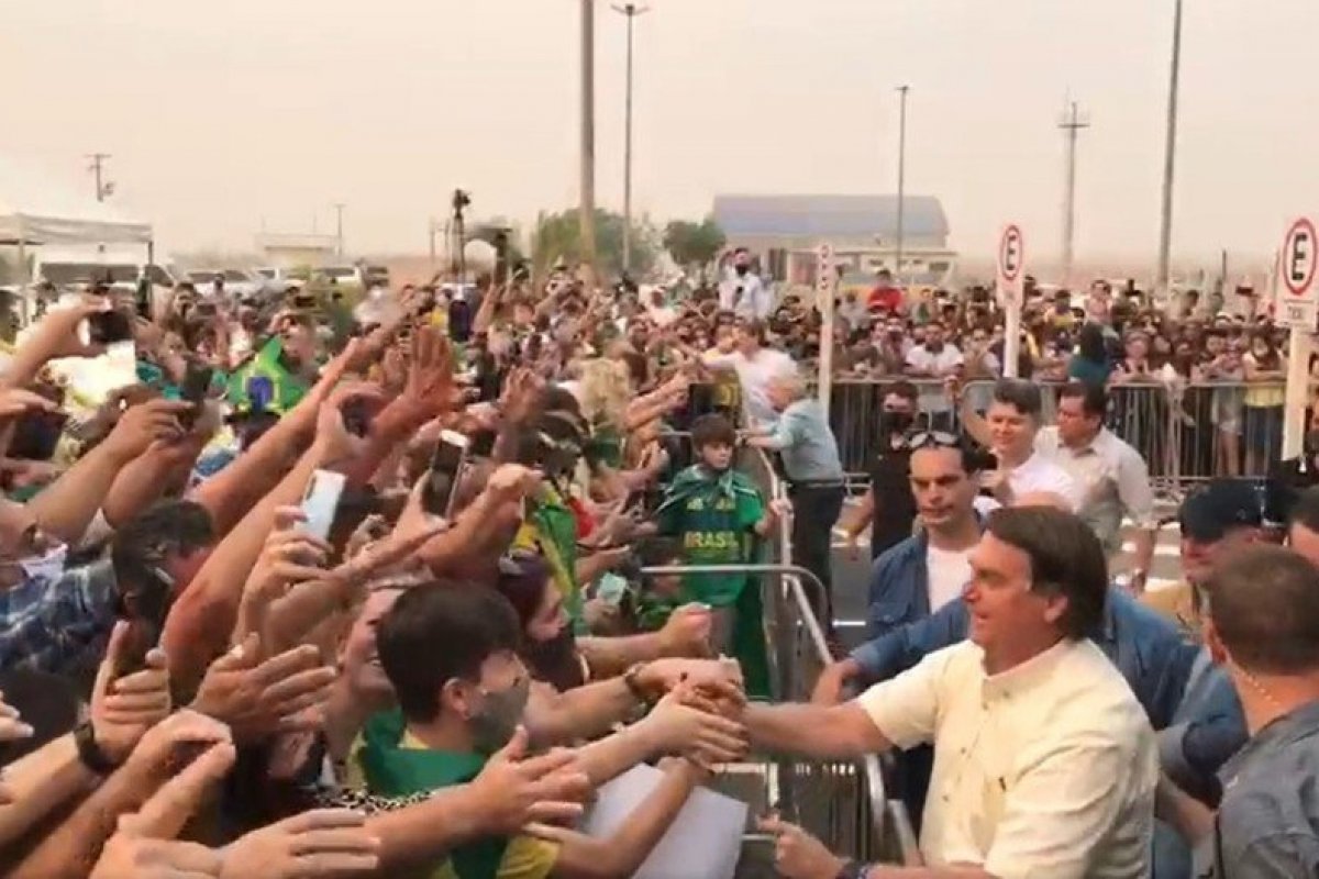 Bolsonaro é recebido por multidão em Mato Grosso