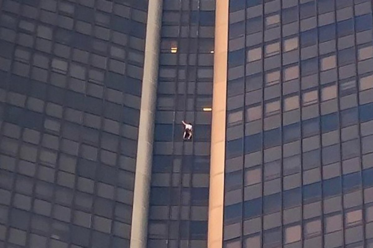 Homem é detido após escalar uma torre de 209 metros em Paris 
