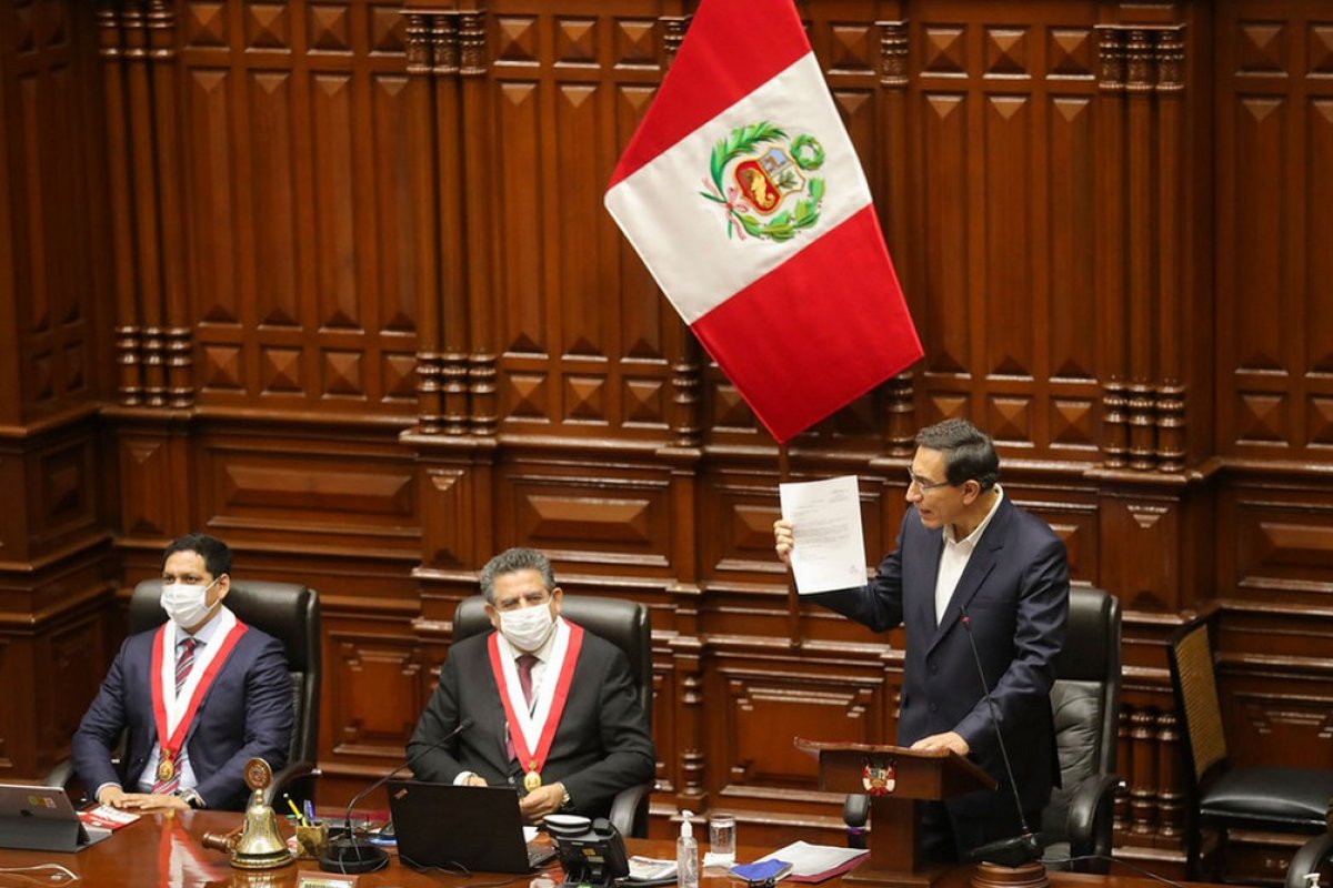 Presidente do Peru permanece no caggo após sobreviver a processo de impeachment 