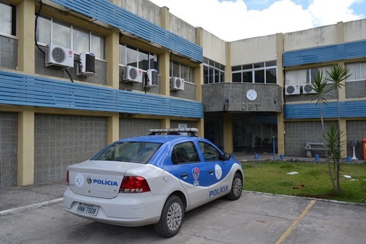 Homem é morto a tiros em bar em Feira de Santana