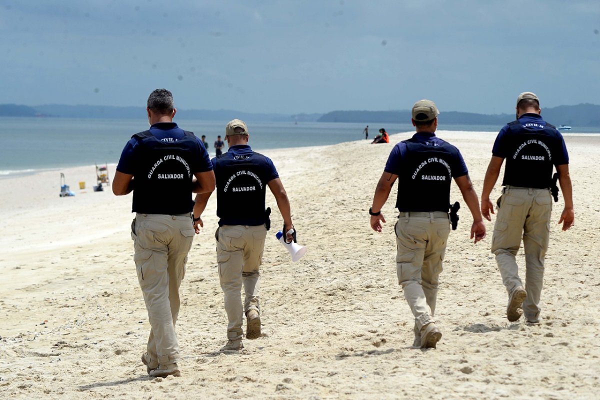 Covid-19: em primeiro dia de fiscalização, 30 pessoas são retiradas da praia da Ribeira