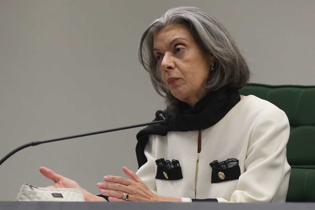 Cármen Lúcia é diagnosticada com Covid