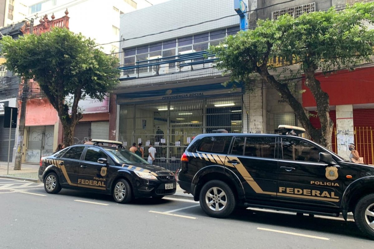 Vídeos: Operação da PF cumpre mandado de afastamento de servidor contra fraudes no INSS em Salvador