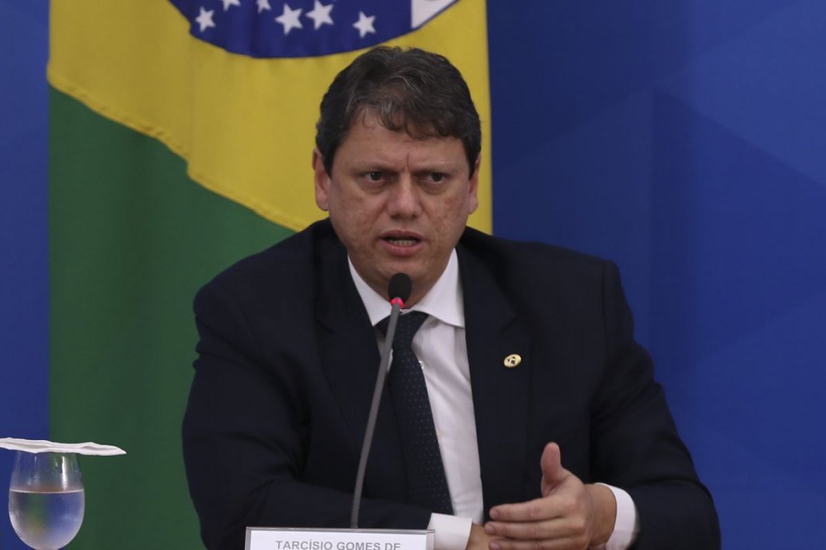 PF suspeita de corrupção em contratos assinados por Tarcísio de Freitas no Dnit