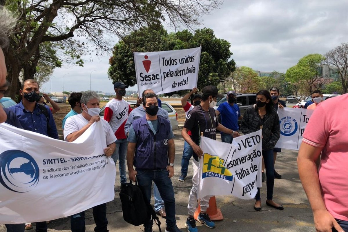 Sindicatos protestam em Brasília pela derrubada do veto de Bolsonaro à desoneração da folha de pagamento