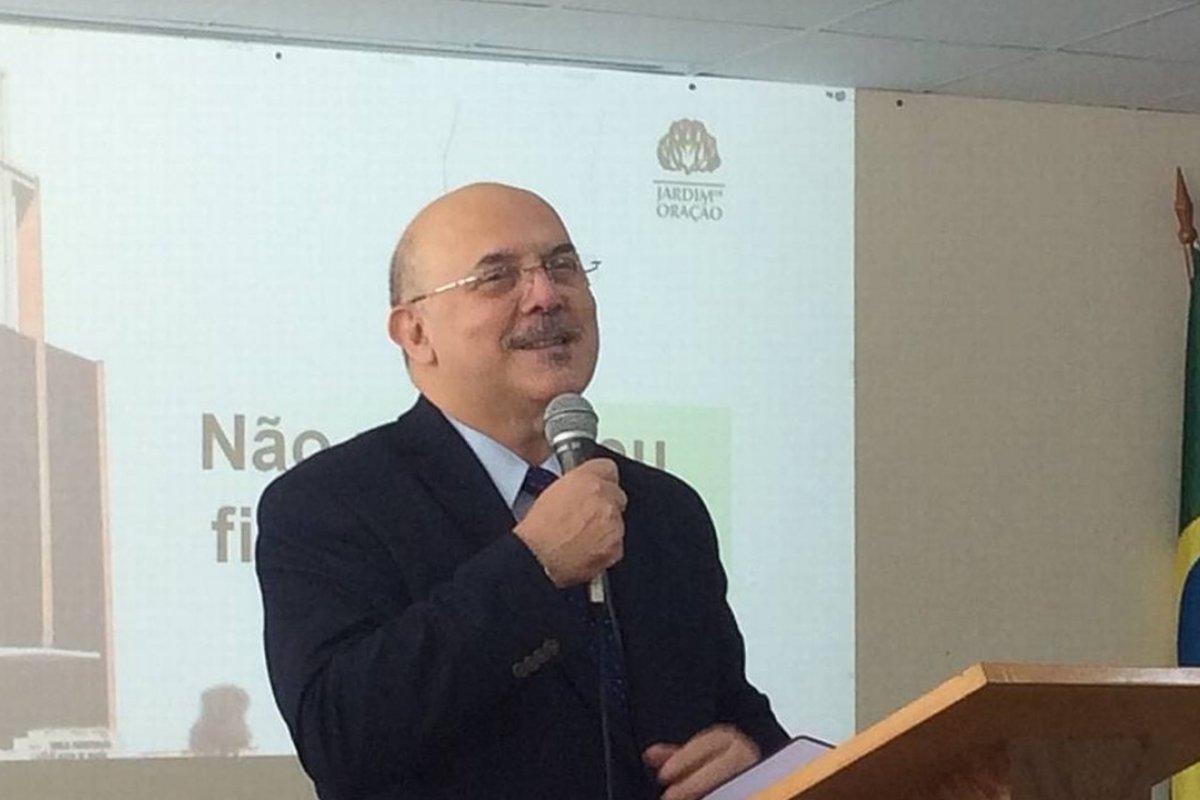Falta de internet para alunos "não é um problema do MEC", diz ministro