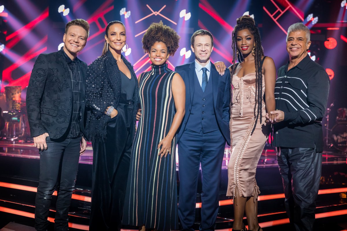 Ex-integrantes do The Voice se reúnem em shopping de Salvador para comemorar nova temporada
