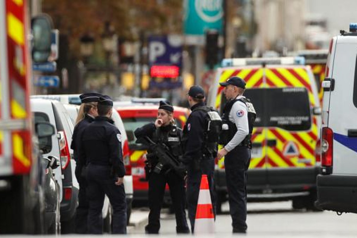 Quatro pessoas ficam feridas em ataque com faca em Paris