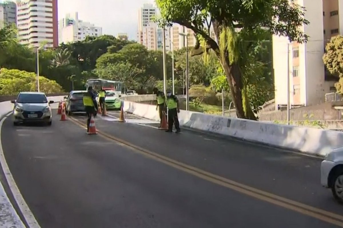 Acidente envolvendo dois carros deixa pista parcialmente interditada em viaduto de Salvador 