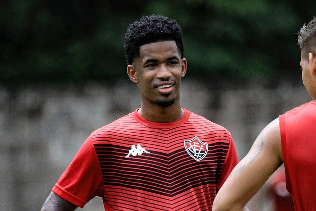 Tentando se reaproximar do G-4 da Série B, Vitória recebe lanterna Oeste no Barradão