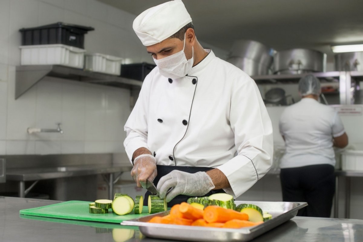 SineBahia oferece 90 vagas para primeiro emprego em restaurante de Salvador