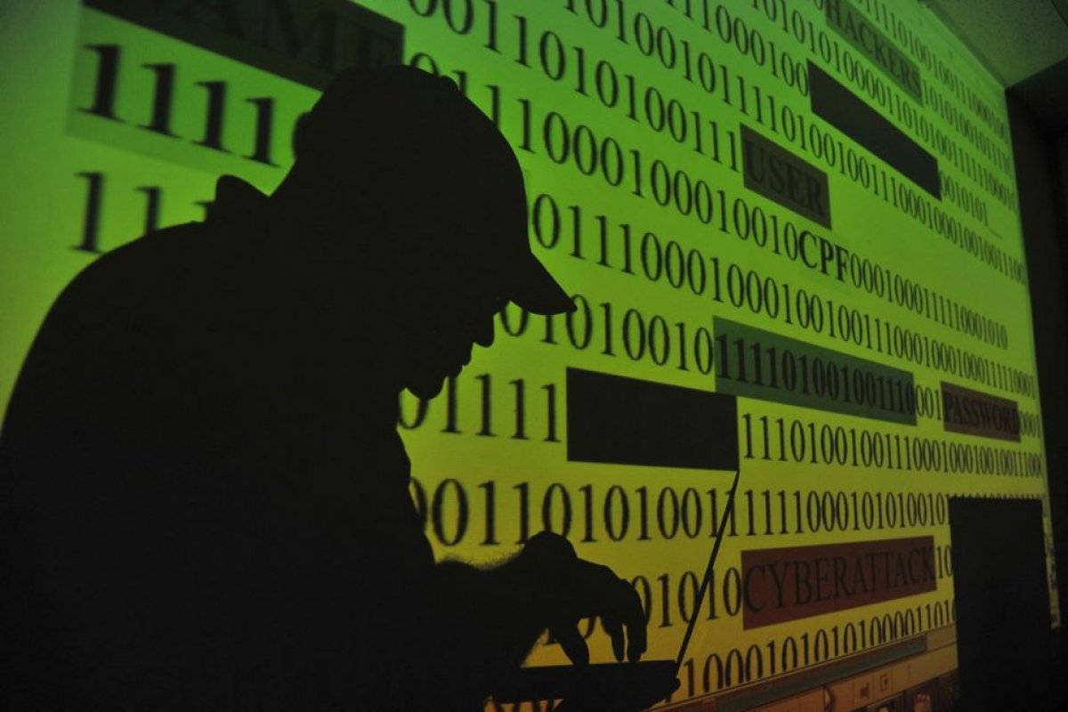 Acusados de hackear celulares de autoridades ficarão detidos por mais cinco dias