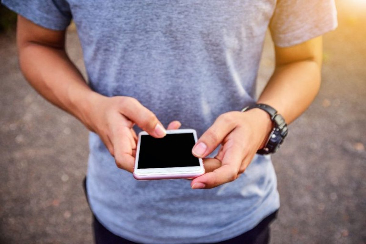 Estudo revela que maioria dos jovens prefere abrir mão do sexo para ficar no celular