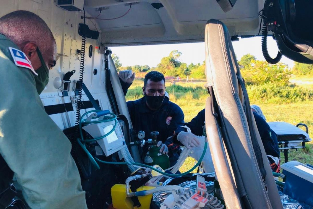 Colisão entre moto e caminhonete deixa motociclista gravemente ferido na Bahia
