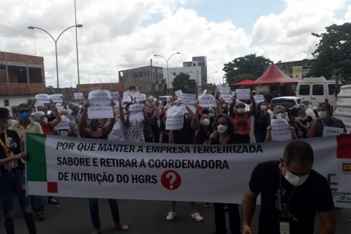 Profissionais realizam manifestação após demissão de coordenadora de nutrição do HGRS