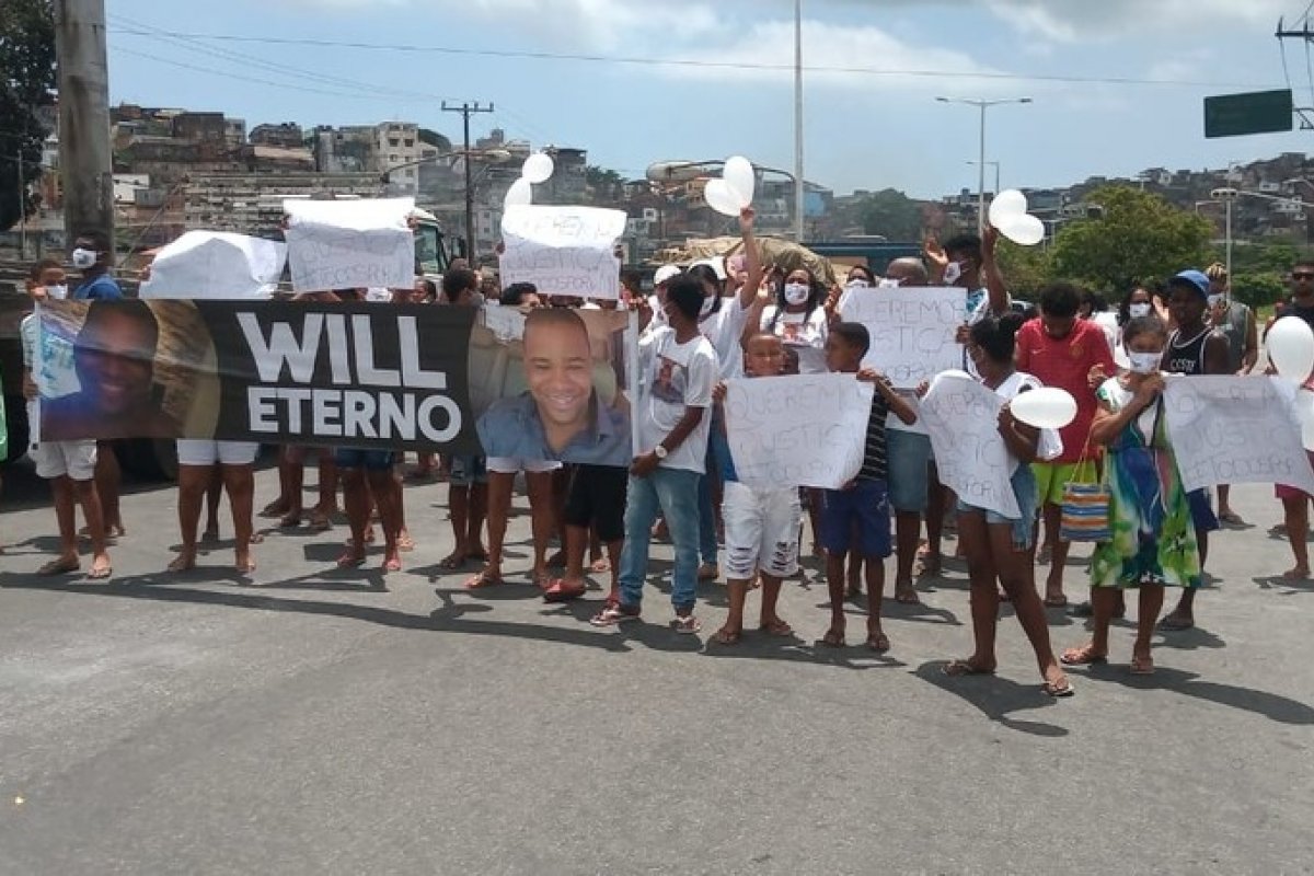 Familiares de empresário morto por Iuri Sheik fazem protesto em Savador 